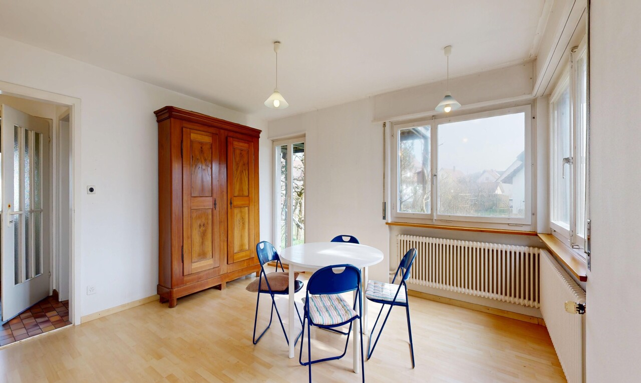 salle à manger avec radiateur, sol en finition bois, wood finish floor, cloison sèche, et drywall