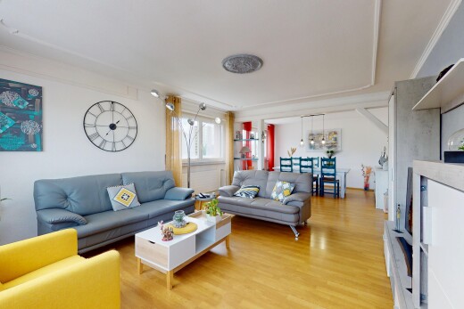 wohnzimmer mit natürliches licht, natural light, inside property, holzfußboden, und wood finish floor