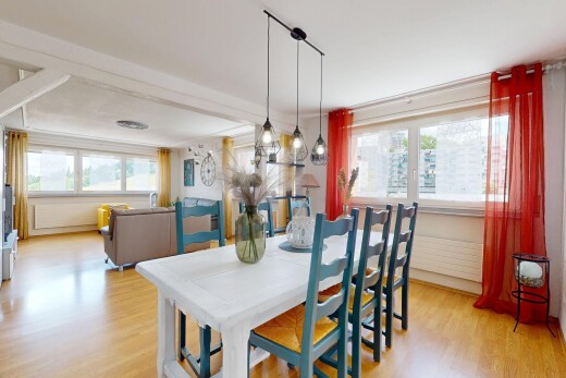 esszimmer mit holzfußboden, wood finish floor, inside property, natürliches licht, und natural light