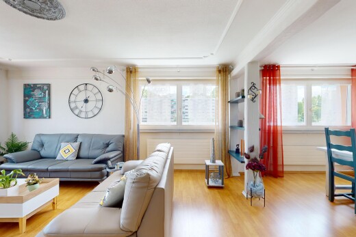 wohnzimmer mit natürliches licht, natural light, inside property, holzfußboden, und wood finish floor