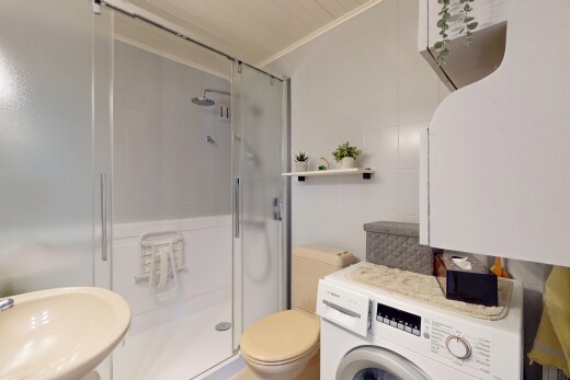 bad mit tumbler, dusche, waschbecken, inside property, und komplettes badezimmer