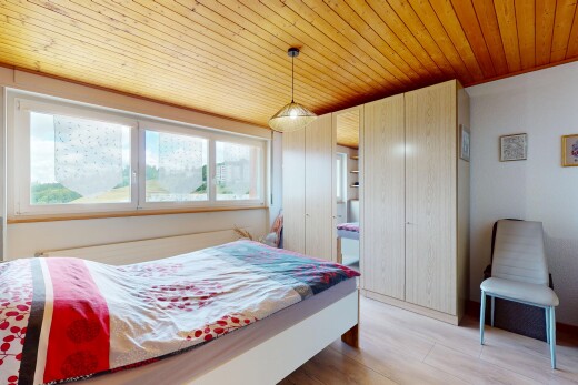 zimmer / schlafzimmer mit holzdecke, wood ceiling, natürliches licht, natural light, und inside property