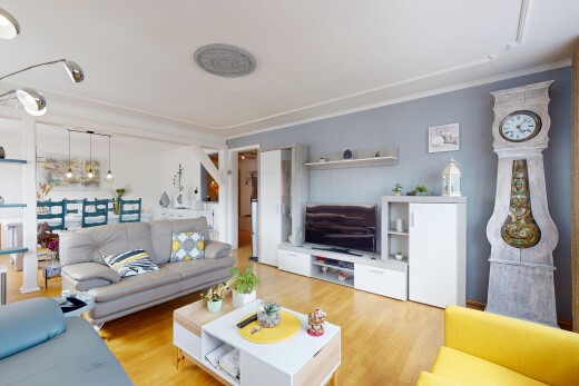 wohnzimmer mit fernseher, inside property, wood finish floor, holzfußboden, und drywall