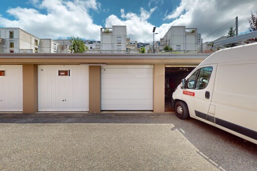 außenansicht mit gemeinschaftsgaragen und day time