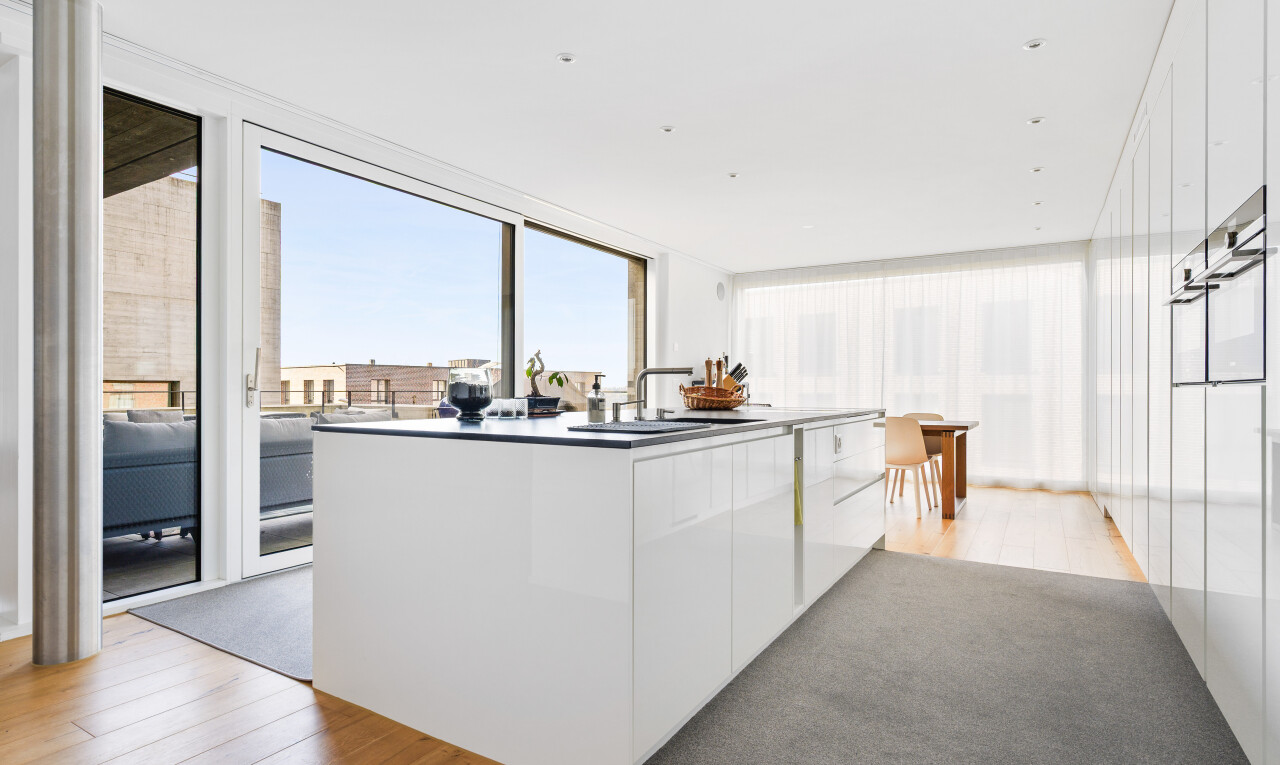 küche mit natürliches licht, natural light, bodendeckenfenster, floor ceiling windows, und holzfußboden