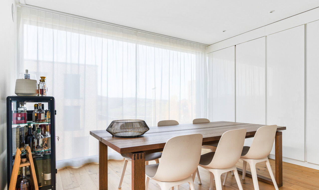 esszimmer mit natürliches licht, natural light, holzfußboden, wood finish floor, und inside property