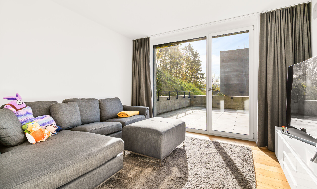 wohnzimmer mit wood finish floor, holzfußboden, natural light, natürliches licht, und inside property