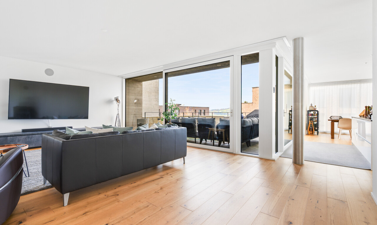 wohnzimmer mit day time, wood finish floor, holzfußboden, fernseher, und natural light