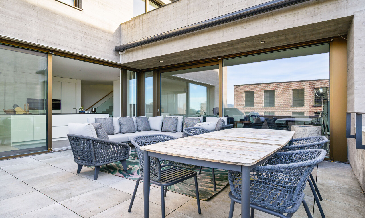 terrasse mit property visible, wohnraum im freien, terrasse, essbereich im freien, und day time