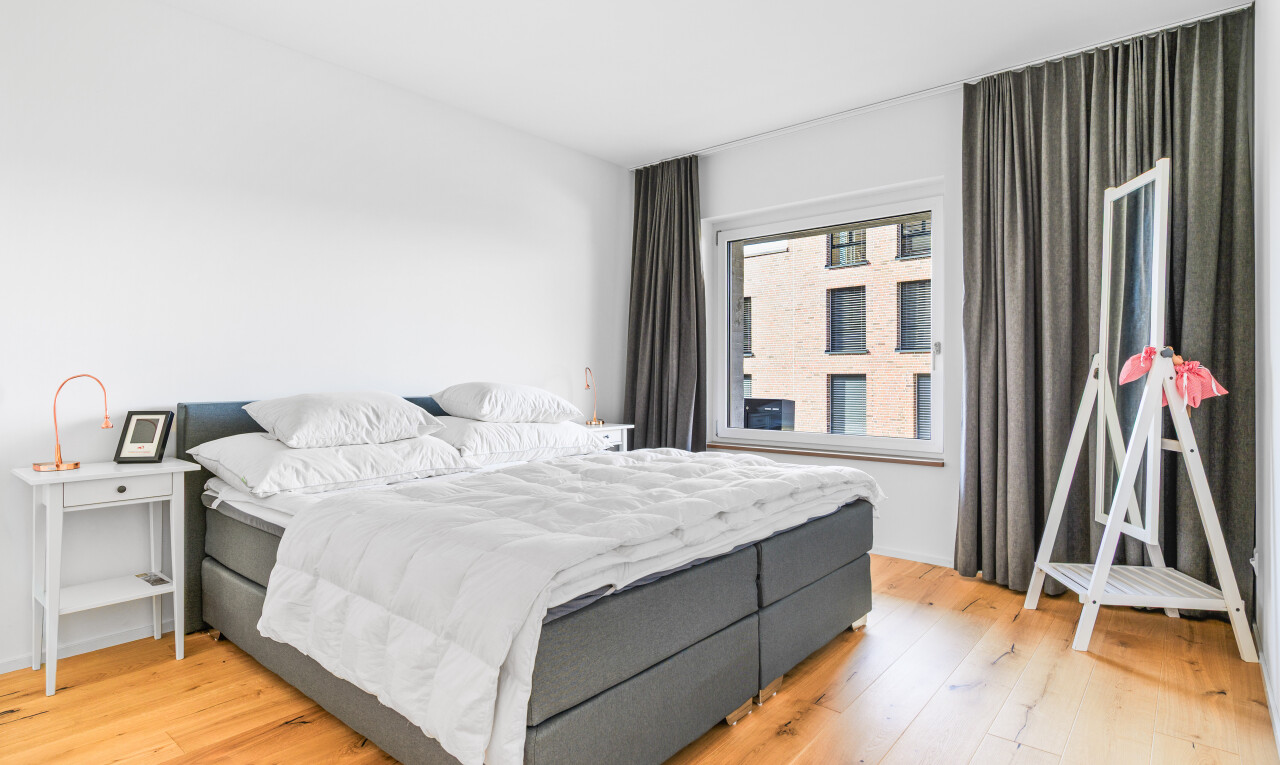 zimmer / schlafzimmer mit inside property, wood finish floor, holzfußboden, natural light, und natürliches licht