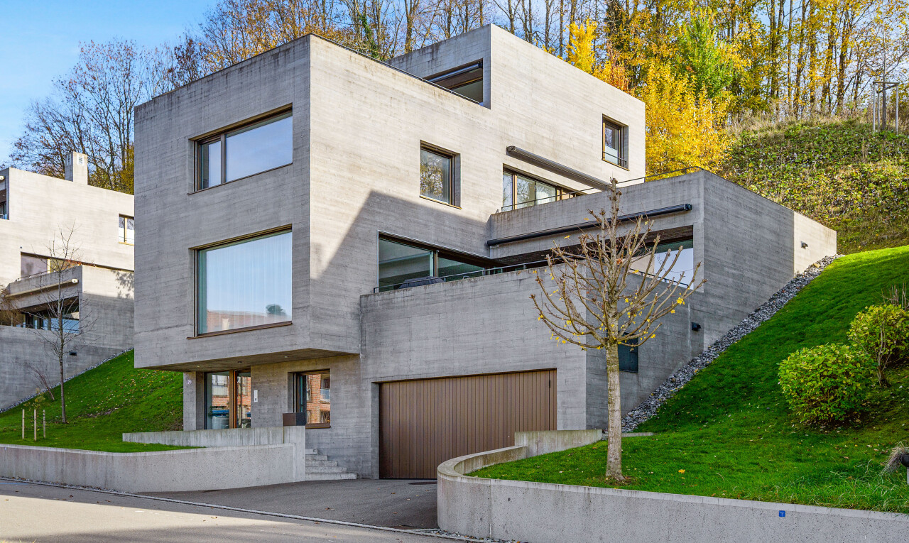 außenansicht mit day time, property visible, auffahrt, eingebaute garage, und rasen