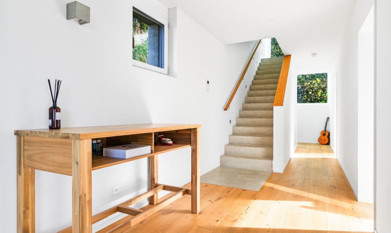 treppe mit holzfußboden, wood finish floor, inside property, treppen, und natürliches licht