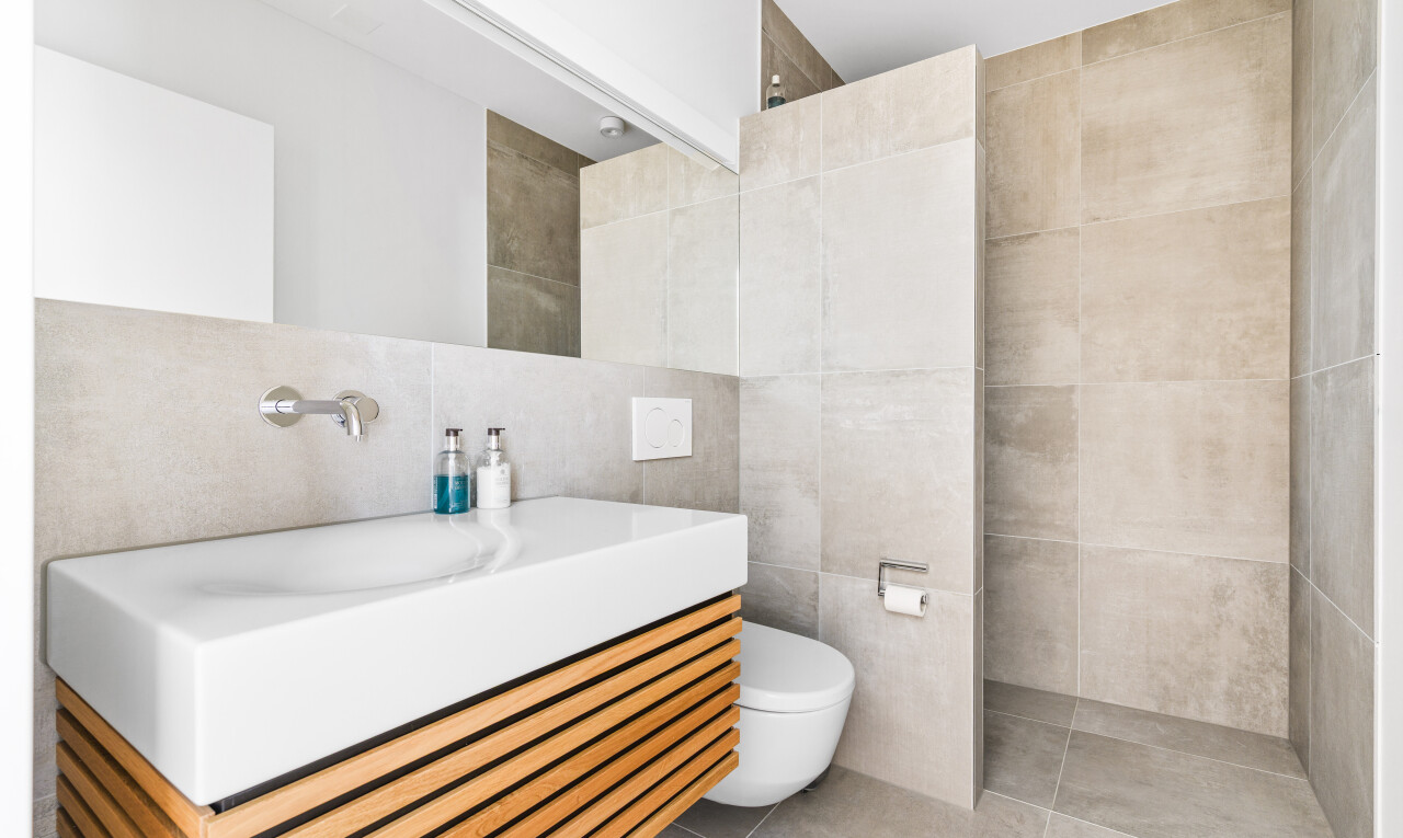 bad mit tile wall, fliesenwand, komplettes badezimmer, inside property, und schminktisch