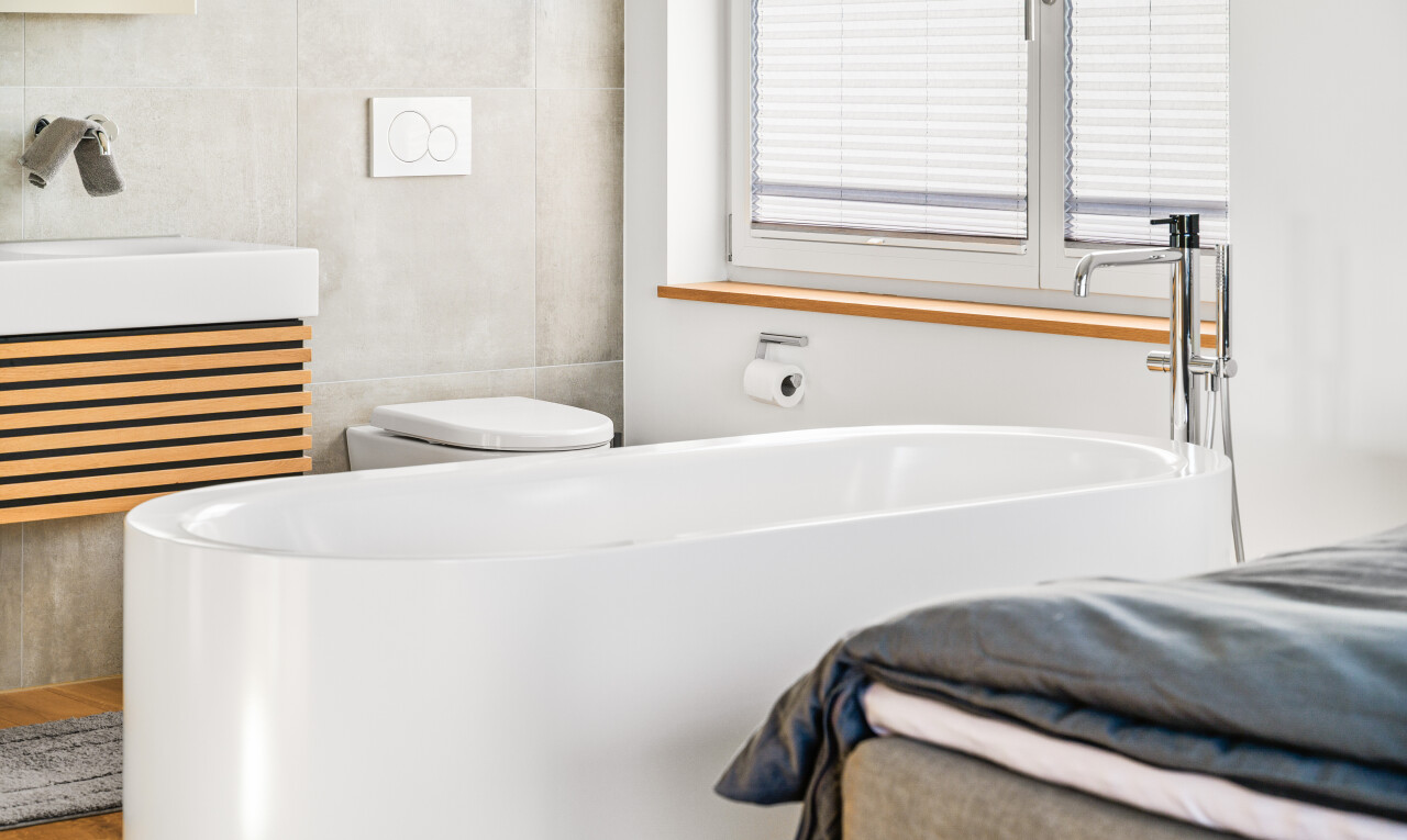 bad mit tile wall, fliesenwand, kühler, komplettes badezimmer, und inside property