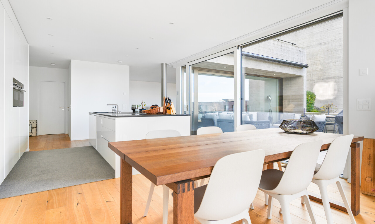 esszimmer mit holzfußboden, wood finish floor, natürliches licht, natural light, und inside property