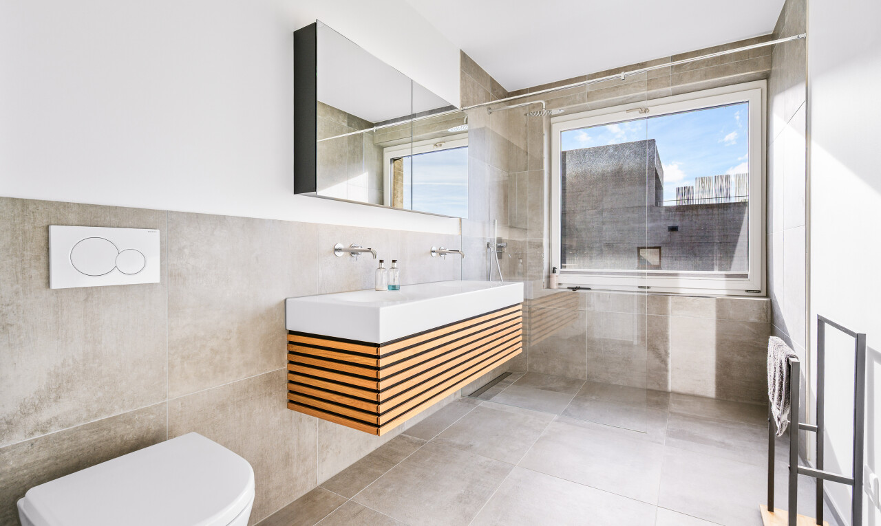 bad mit day time, tile wall, fliesenwand, dusche, und komplettes badezimmer