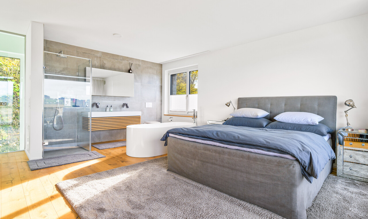 zimmer / schlafzimmer mit natural light, natürliches licht, wood finish floor, holzfußboden, und inside property