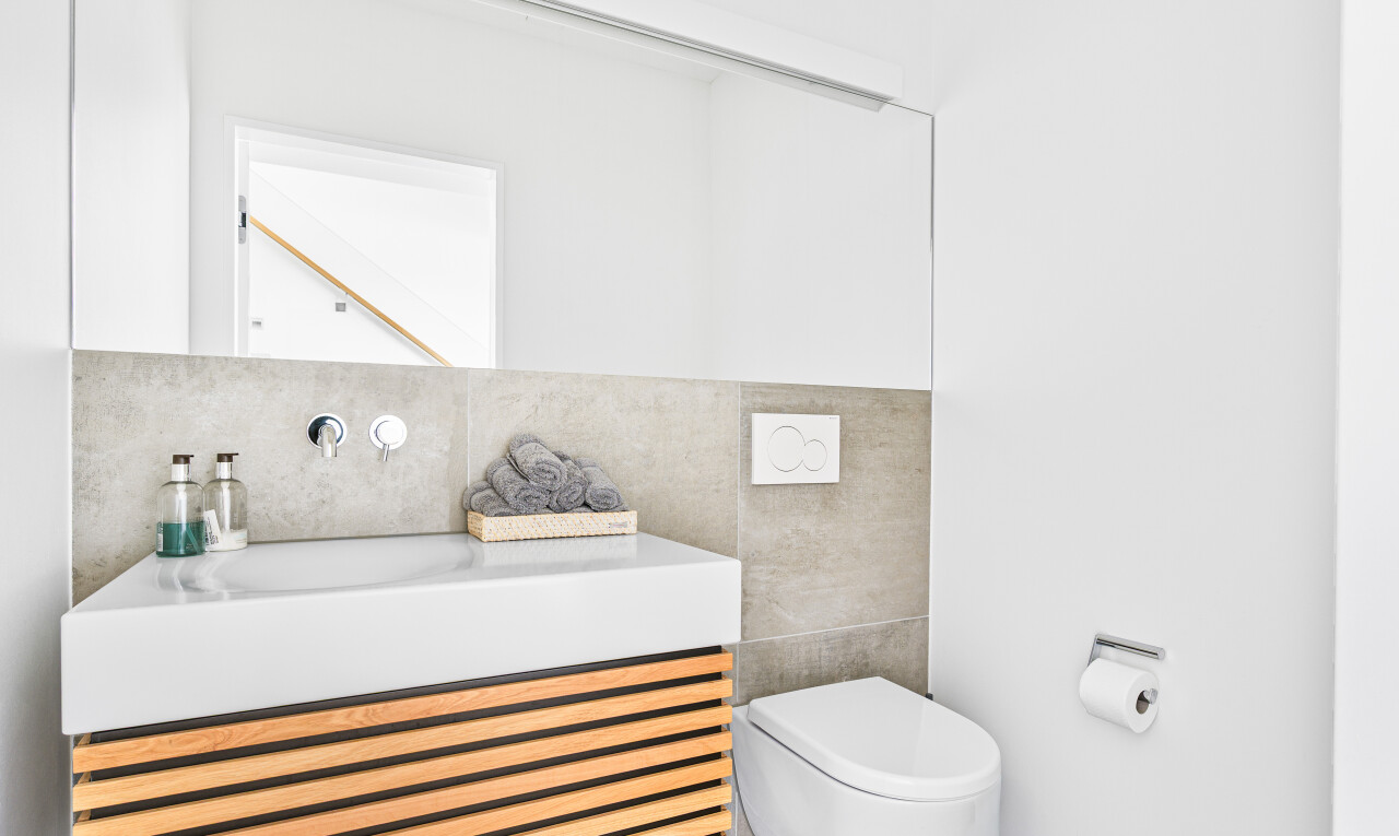 bad mit fliesenwand, tile wall, spiegel, inside property, und schminktisch