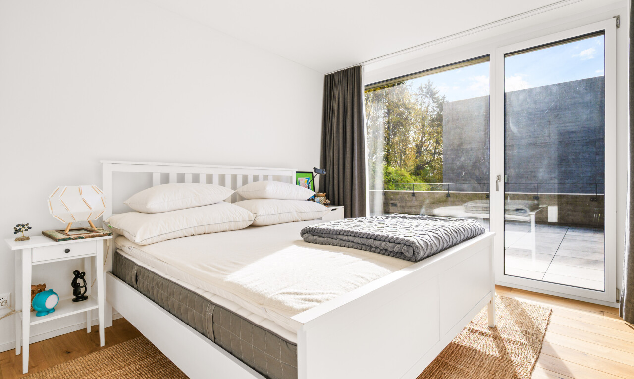 zimmer / schlafzimmer mit holzfußboden, wood finish floor, inside property, natürliches licht, und natural light