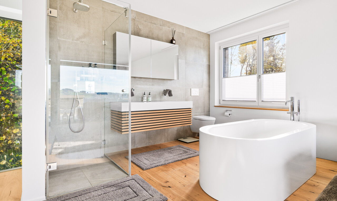 bad mit holzfußboden, wood finish floor, komplettes badezimmer, natürliches licht, und natural light