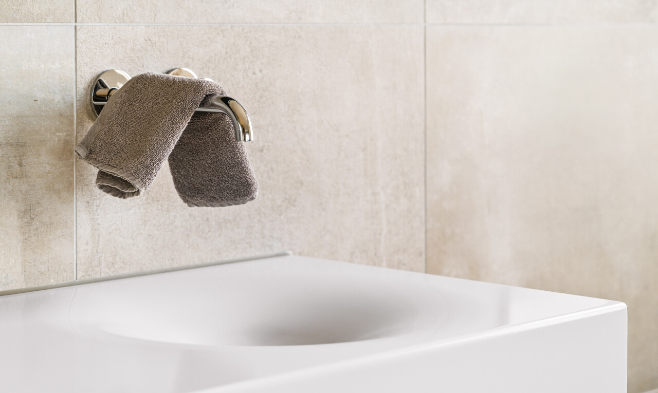 einzelheiten mit waschbecken, komplettes badezimmer, wall / siding, interior, und bathroom