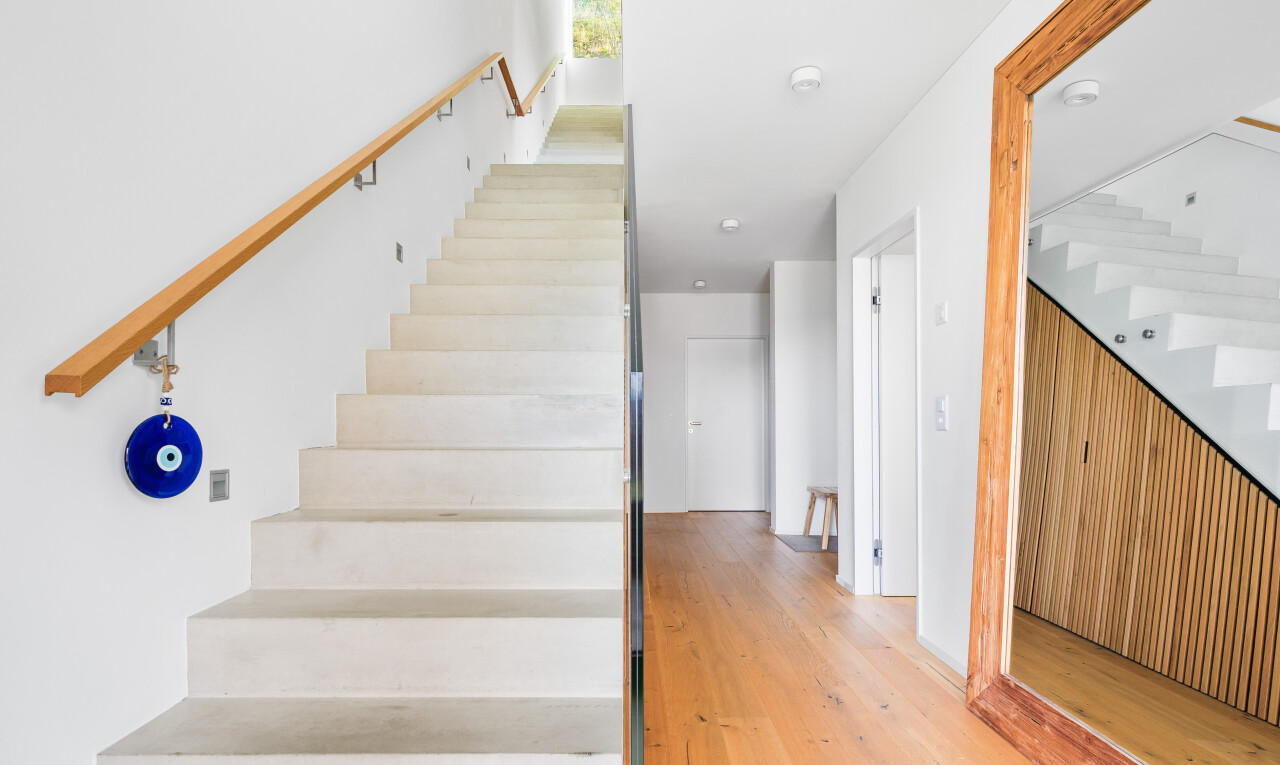 treppe mit treppen, holzfußboden, wood finish floor, gipskartonwand, und drywall