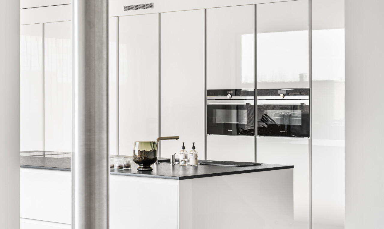 küche mit inside property, weiße schränke, doppel backofen, natural light, und natürliches licht