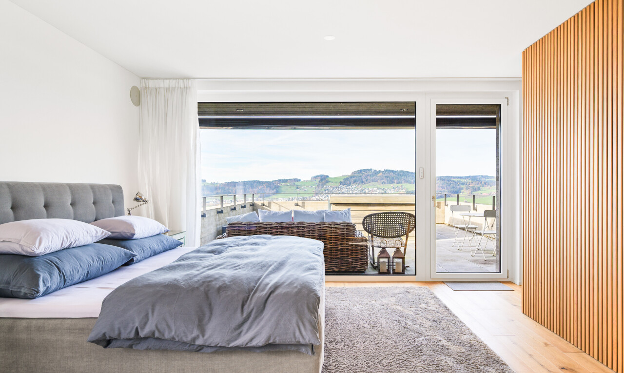 zimmer / schlafzimmer mit inside property, natural light, natürliches licht, wood finish floor, und holzfußboden