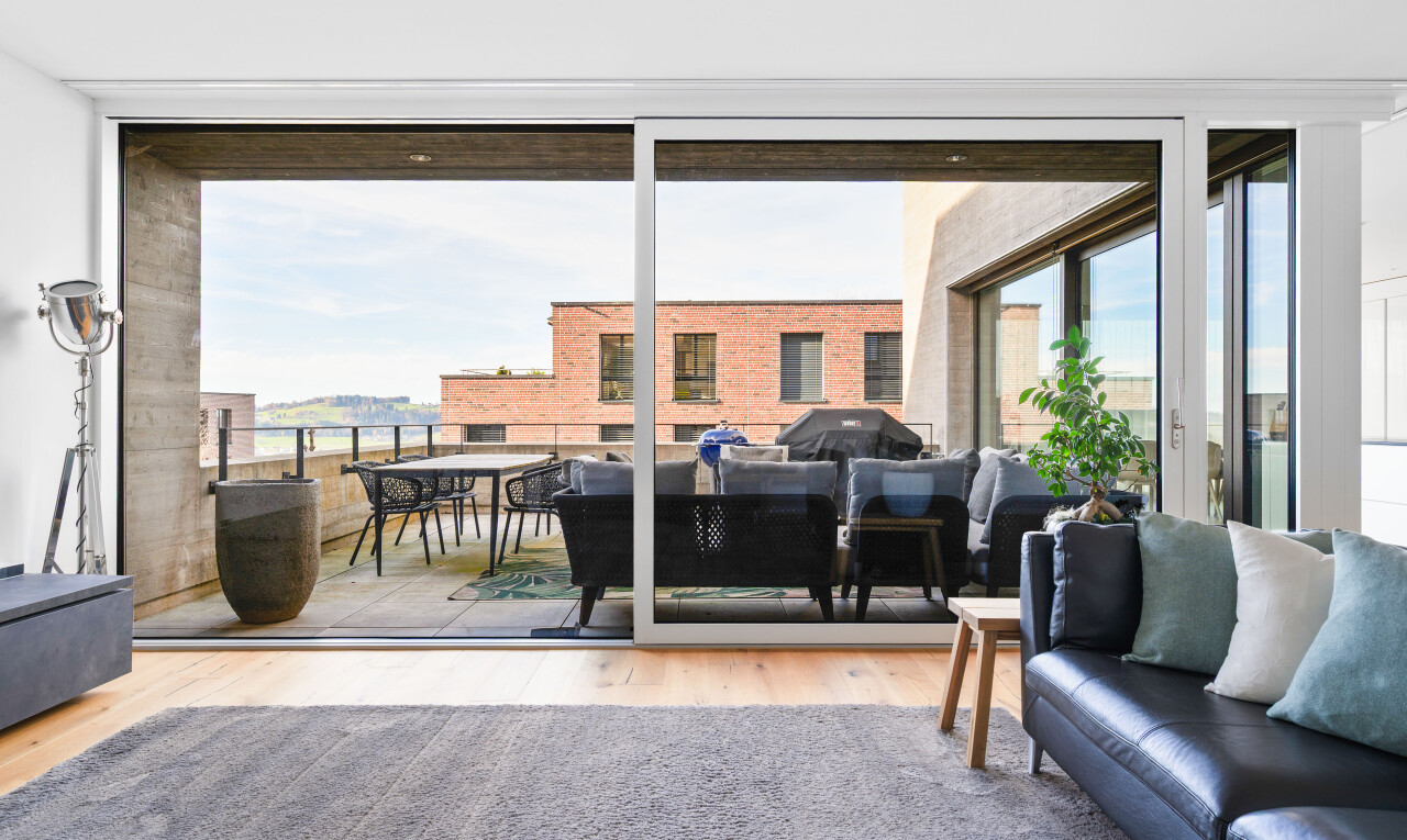 wohnzimmer mit day time, wood finish floor, holzfußboden, inside property, und natural light