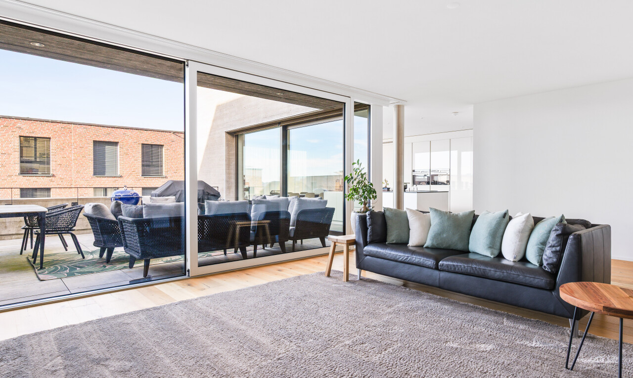 wohnzimmer mit day time, natural light, natürliches licht, wood finish floor, und holzfußboden