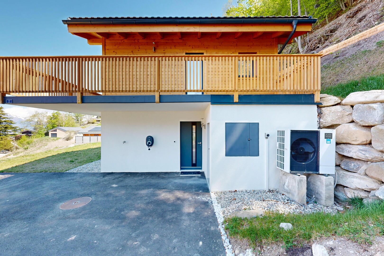 außenansicht mit deck, stuckverkleidung, from property, und day time