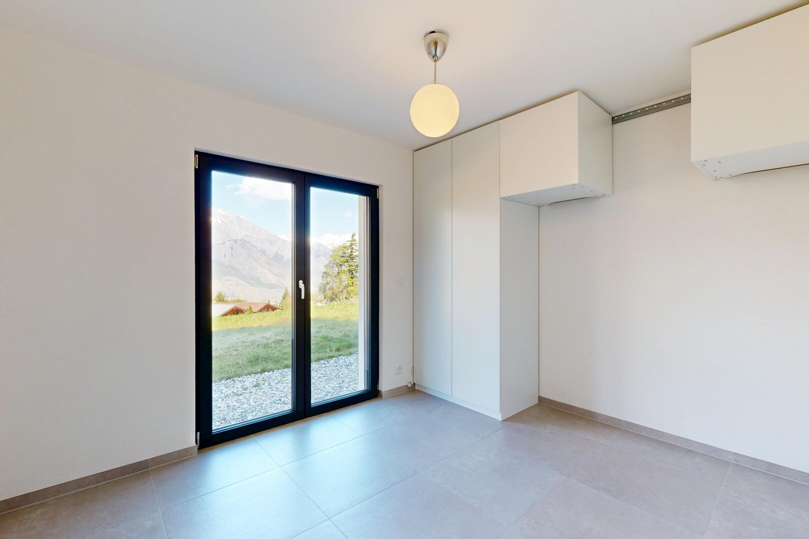 leerer raum mit inside property, gipskartonwand, drywall, day time, und natürliches licht