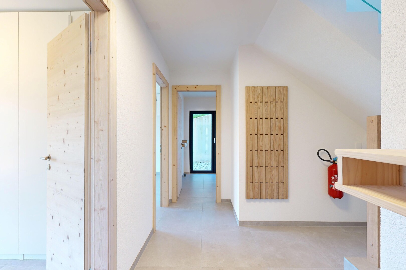halle / korridor mit inside property, baseboards wall, sockelleisten, light floor, und drywall