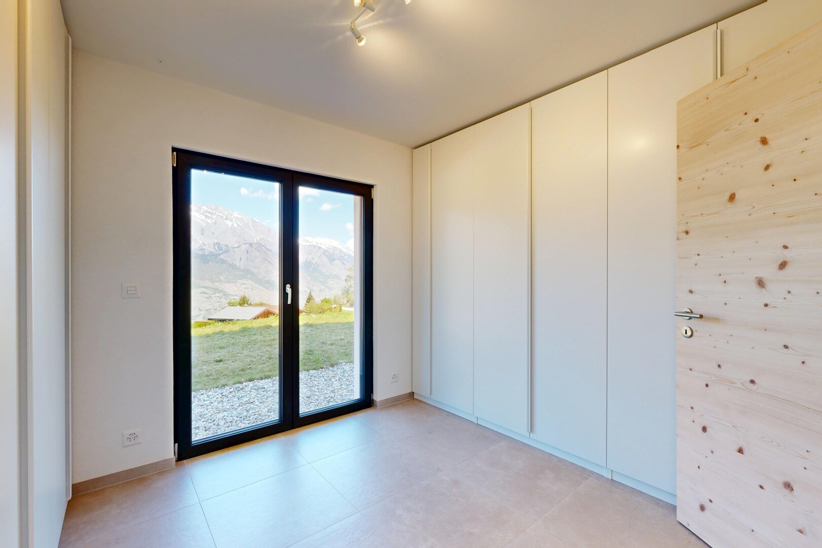 leerer raum mit inside property, natürliches licht, natural light, day time, und gipskartonwand