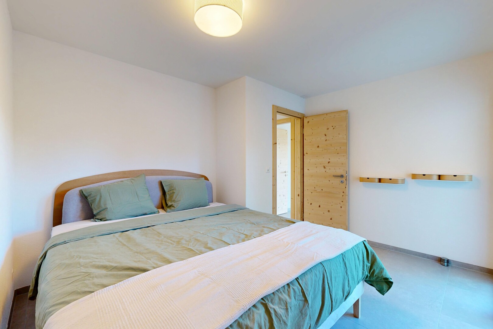 zimmer / schlafzimmer mit drywall, gipskartonwand, inside property, baseboards wall, und sockelleisten