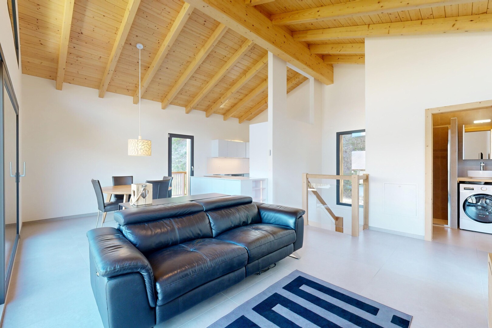 wohnzimmer mit hohe decke, high ceiling, inside property, tumbler, und holzdecke