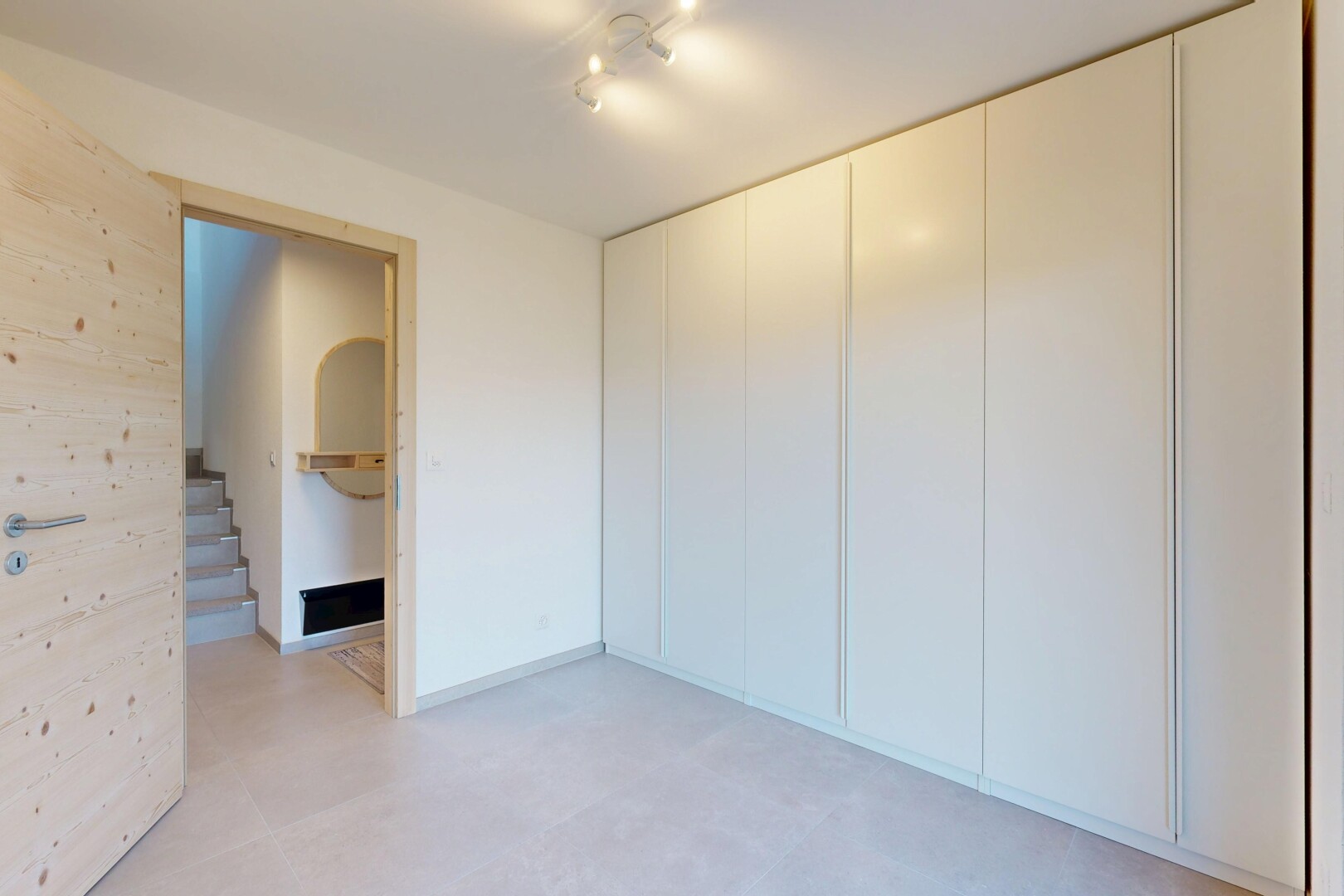 leerer raum mit treppen, gipskartonwand, drywall, inside property, und light floor