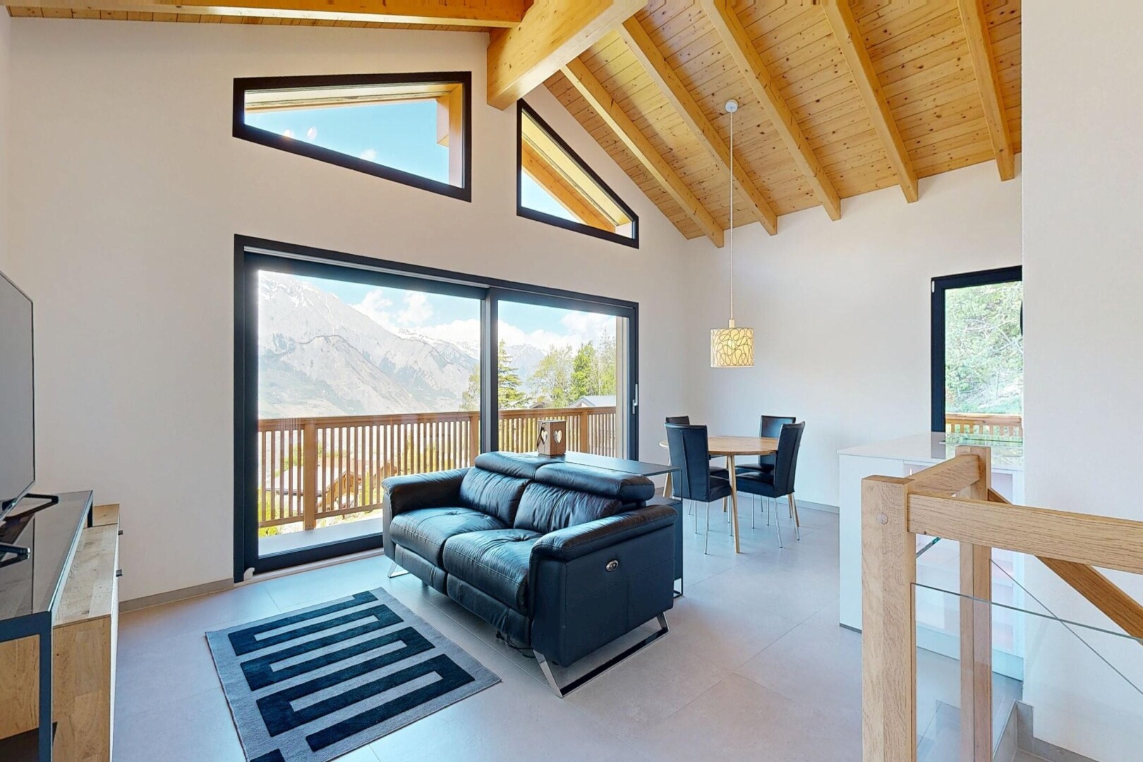 wohn- / esszimmer mit hohe decke, high ceiling, day time, balkendecke, und beamed ceiling