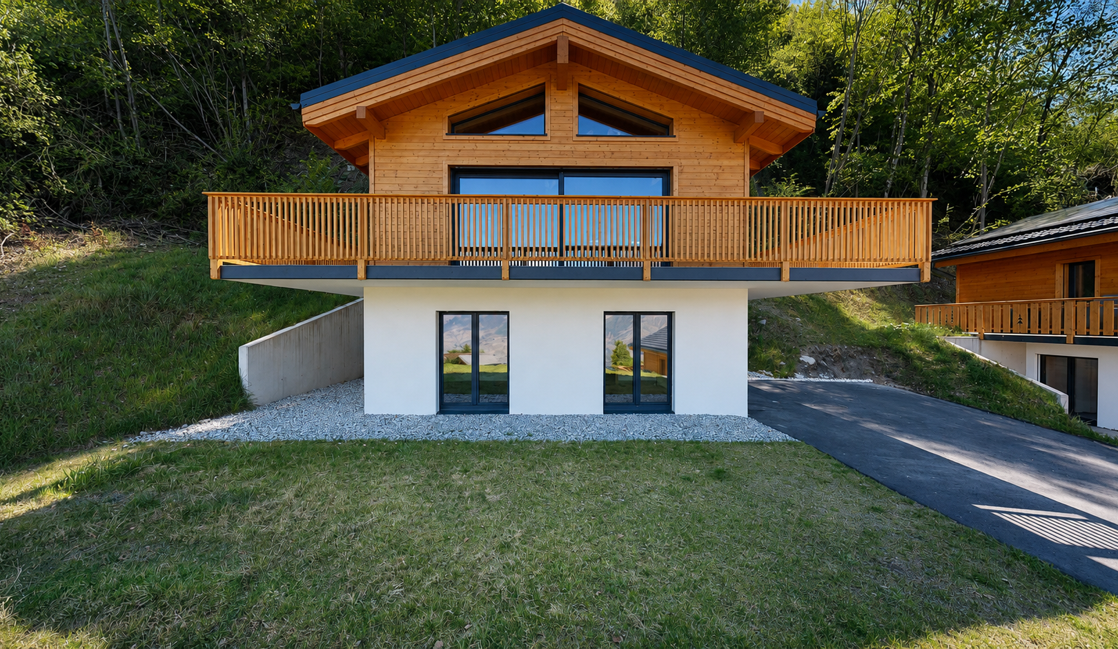 façade avec aire de stationnement, pelouse, bardage en stuc, bardage horizontal, et from property