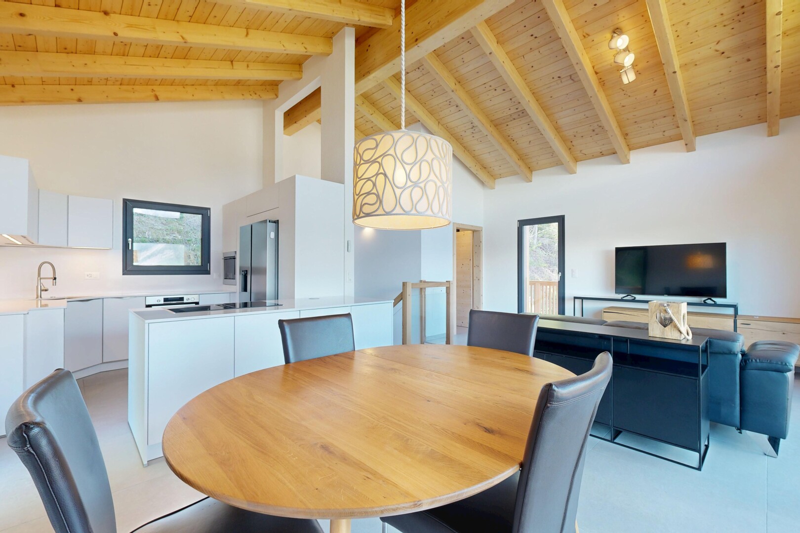 wohn- / esszimmer mit high ceiling, hohe decke, light floor, full kitchen, und wood ceiling