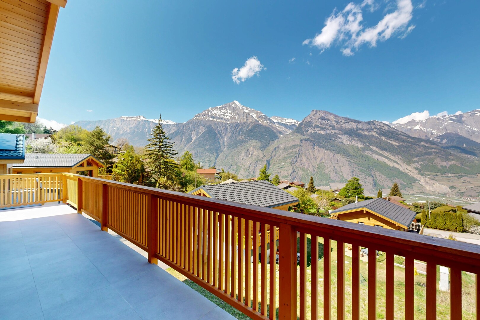 balkon mit from property, blick auf die berge, mountain view, und day time