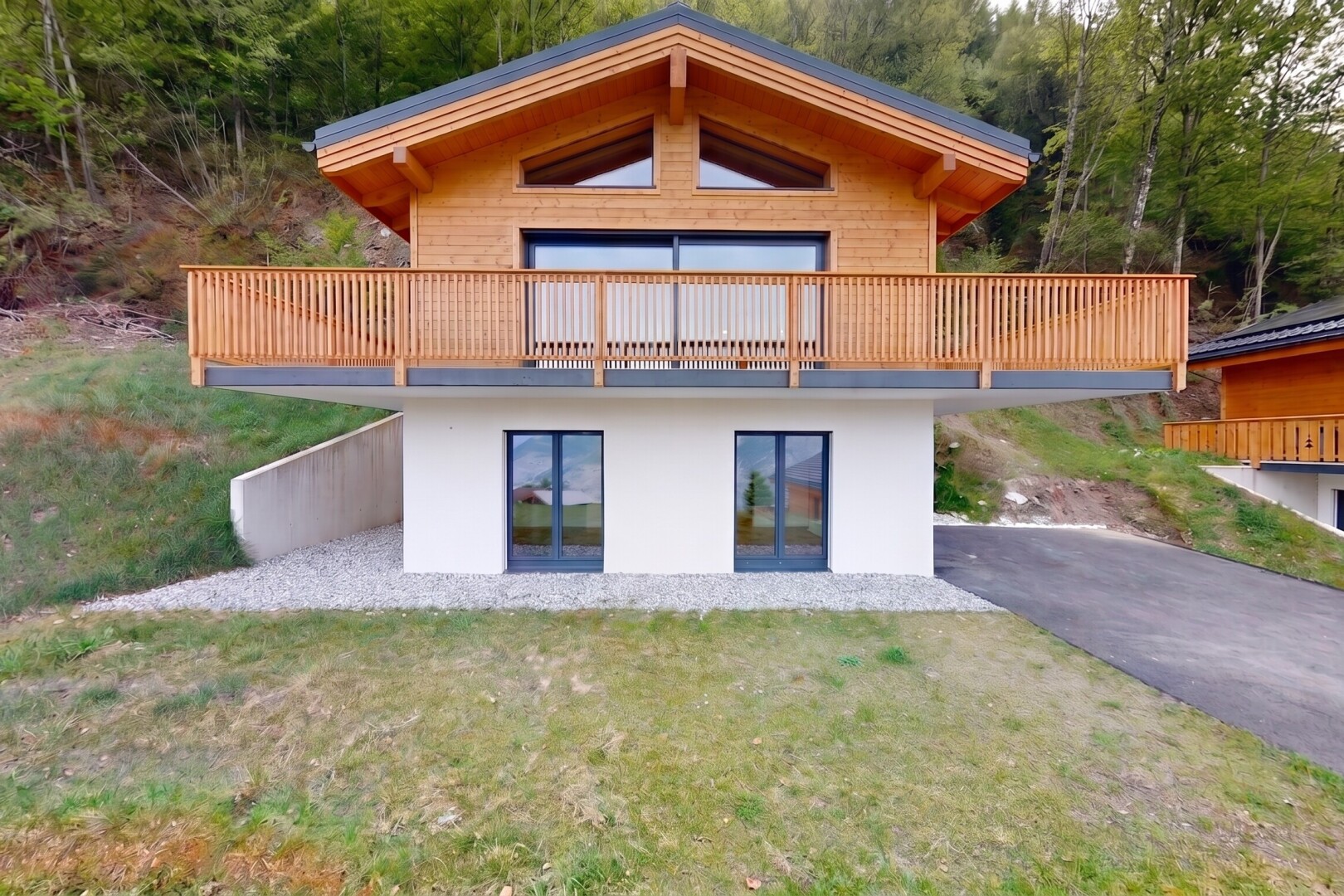außenansicht mit deck, rasen, horizontale verkleidung, stuckverkleidung, und property visible