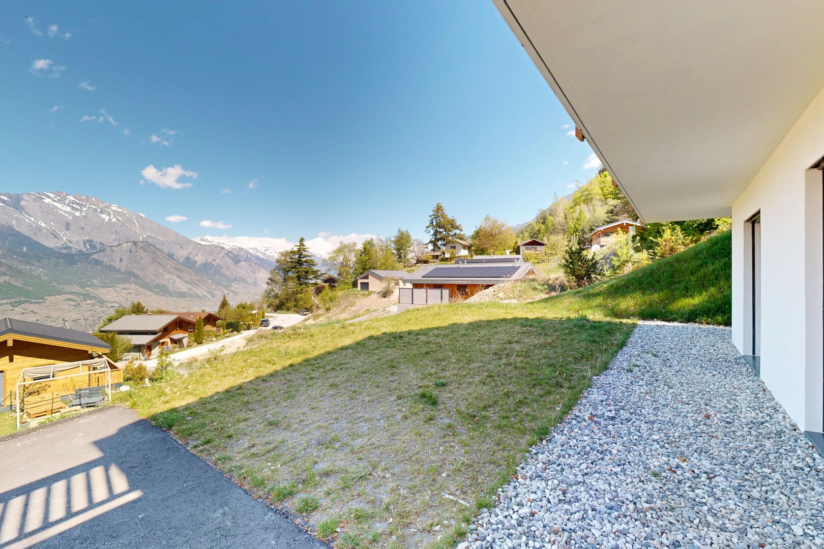 garten mit day time, mountain view, blick auf die berge, from property, und rasen