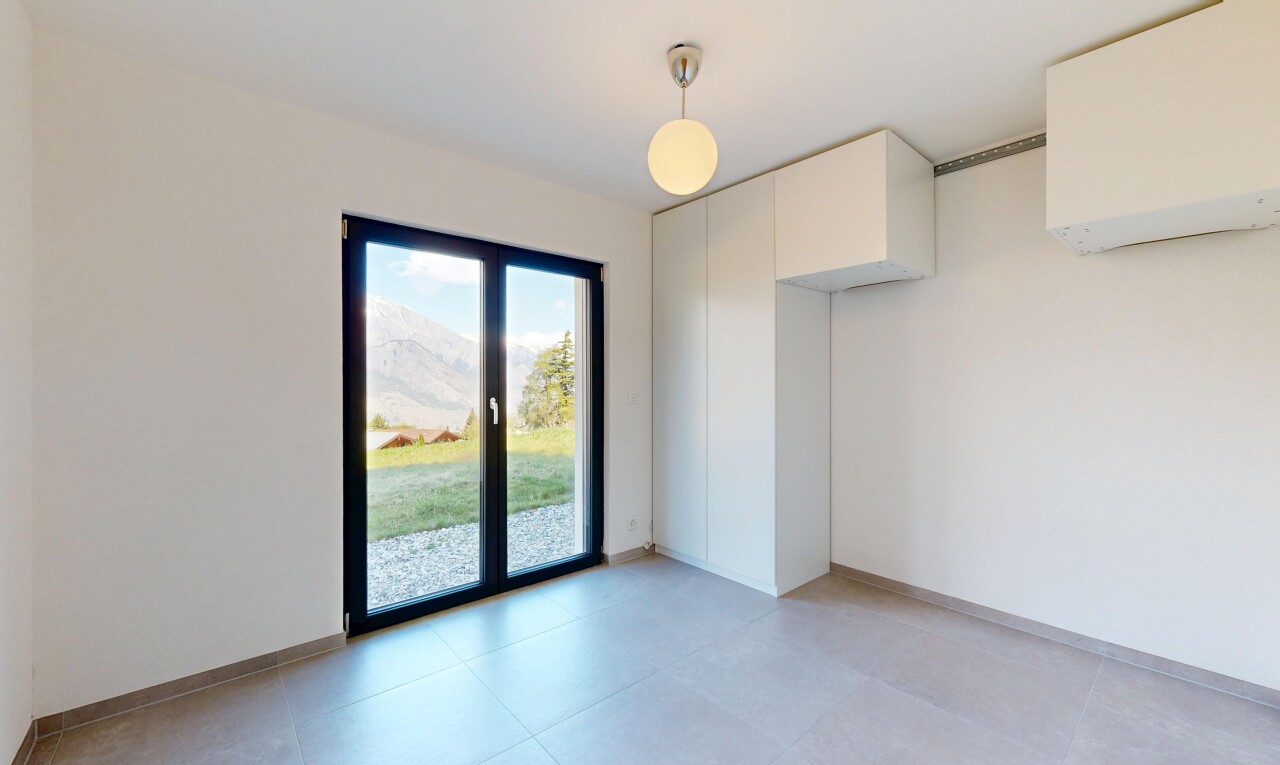 leerer raum mit inside property, gipskartonwand, drywall, day time, und natürliches licht