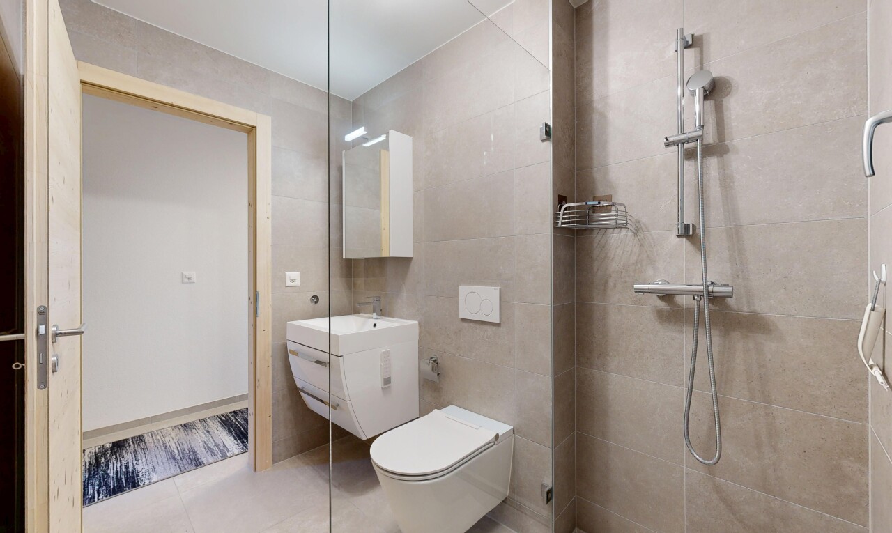 bad mit tile wall, fliesenwand, schminktisch, spiegel, und inside property