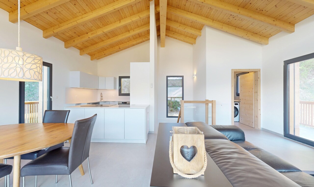 wohn- / esszimmer mit high ceiling, hohe decke, inside property, drywall, und gipskartonwand