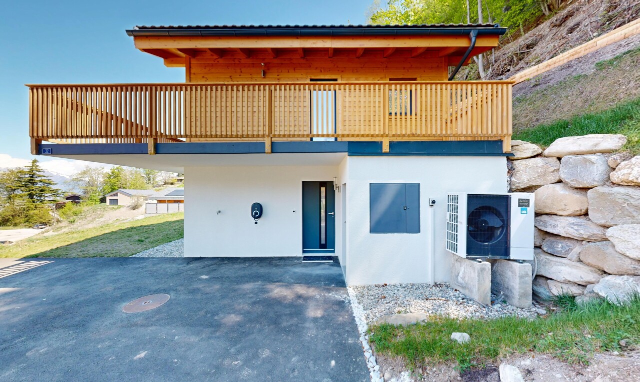 außenansicht mit deck, stuckverkleidung, from property, und day time