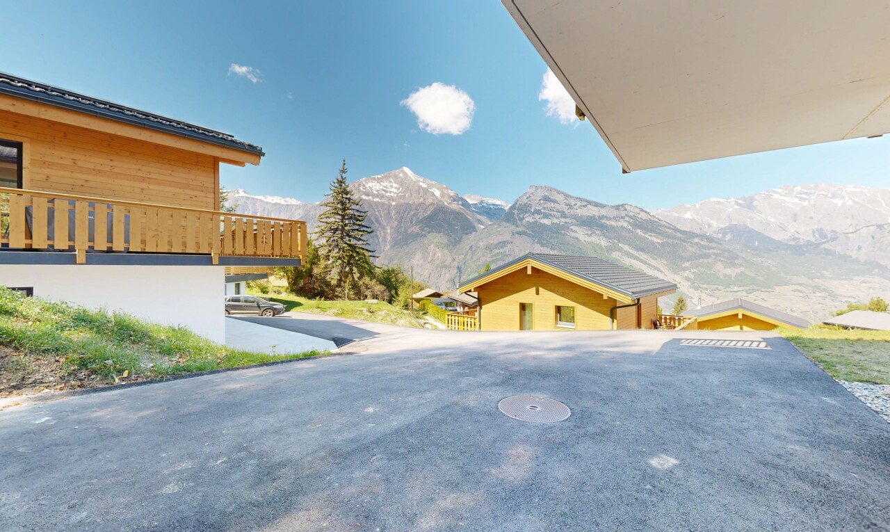 außenansicht mit mountain view, blick auf die berge, day time, from property, und holzverkleidung