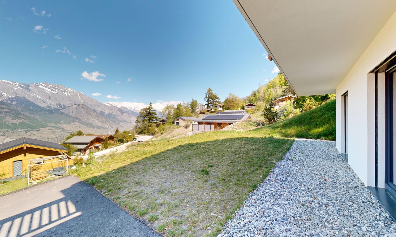 garten mit day time, mountain view, blick auf die berge, from property, und rasen