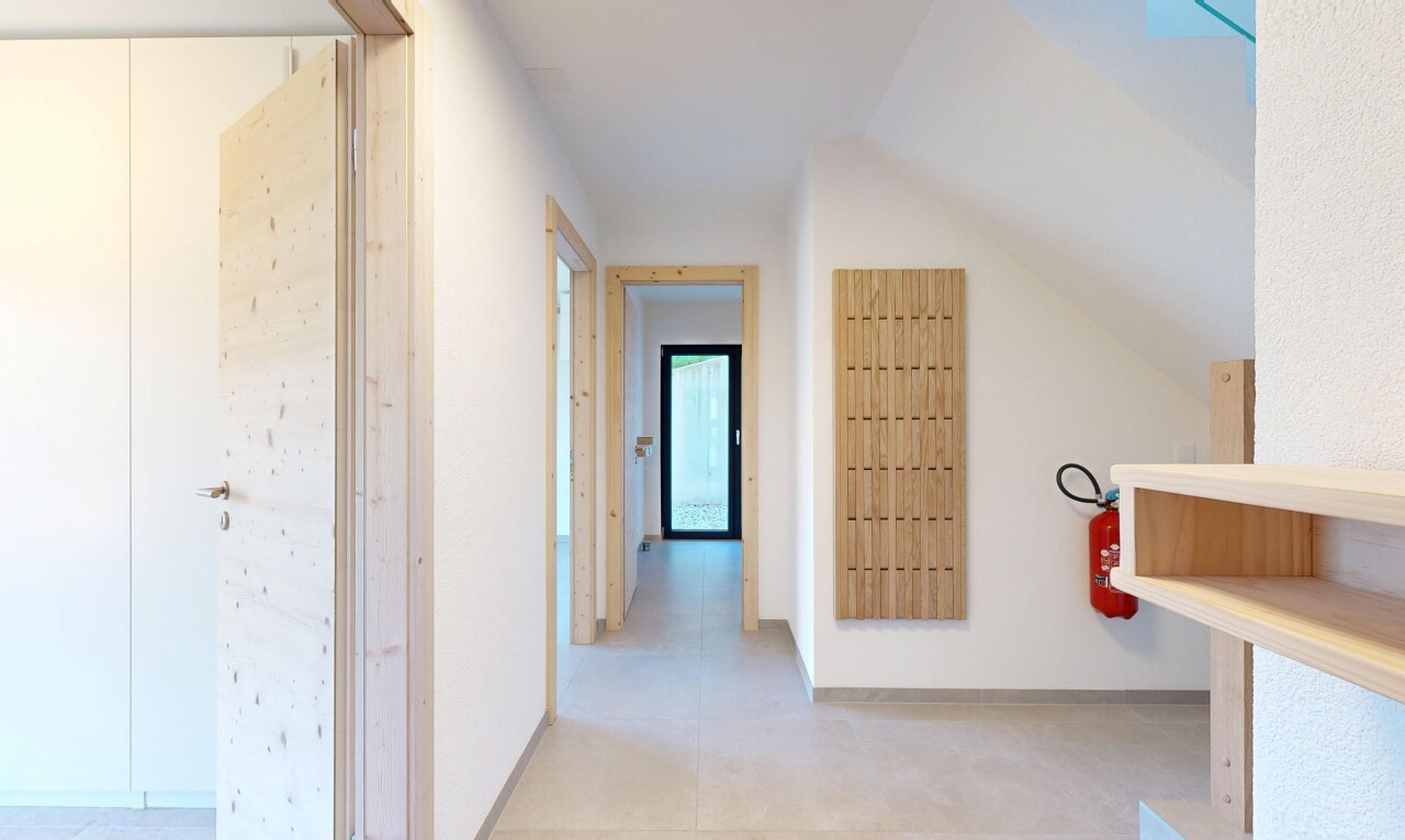 halle / korridor mit inside property, baseboards wall, sockelleisten, light floor, und drywall